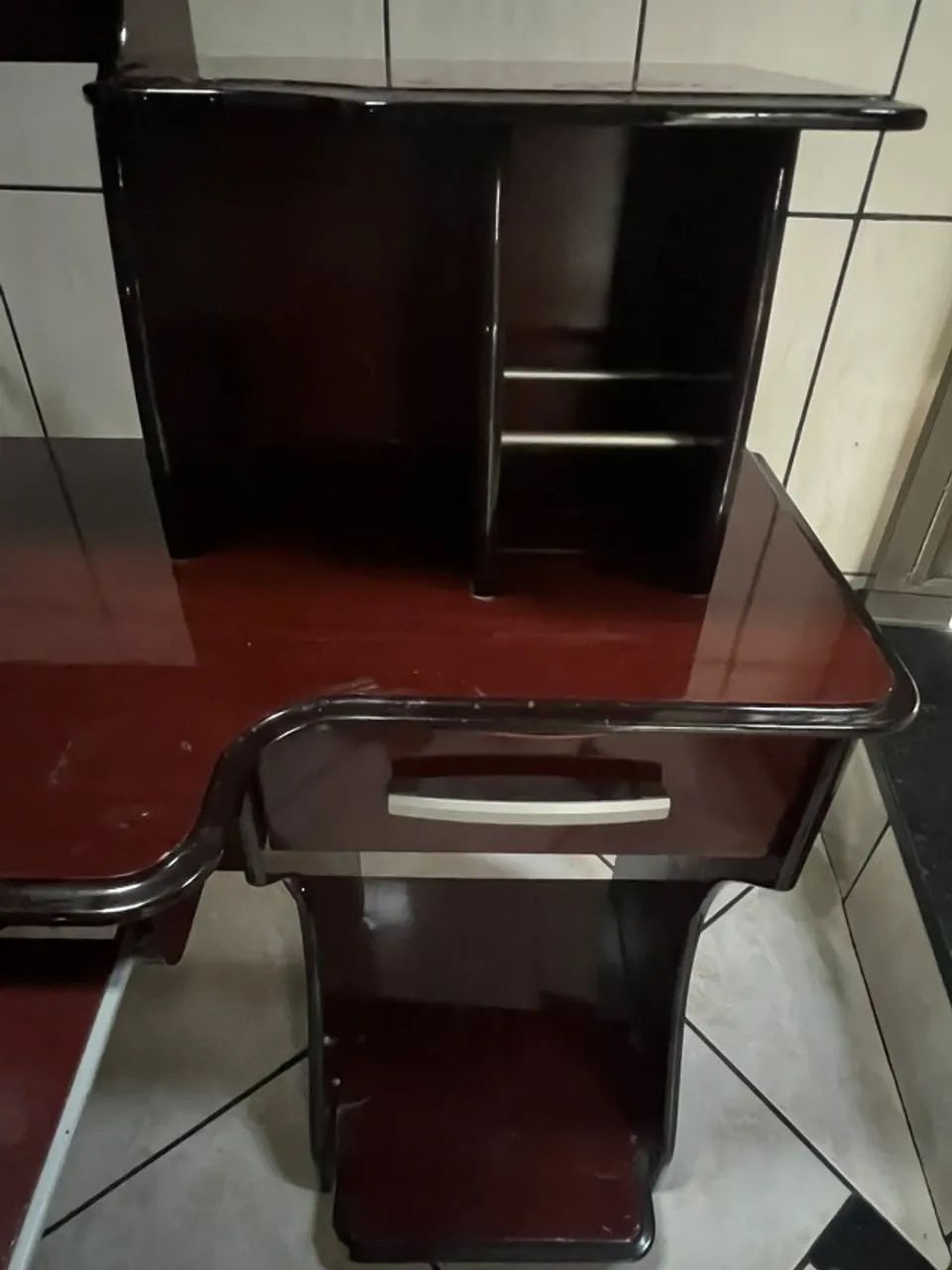 Mesa para computador/ Escrivaninha em madeira - Foto 3