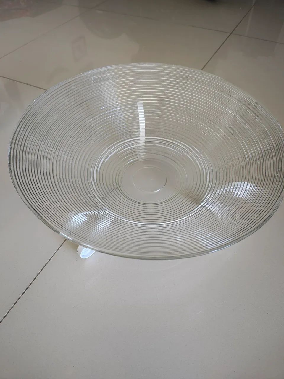 Fruteira de vidro com a base