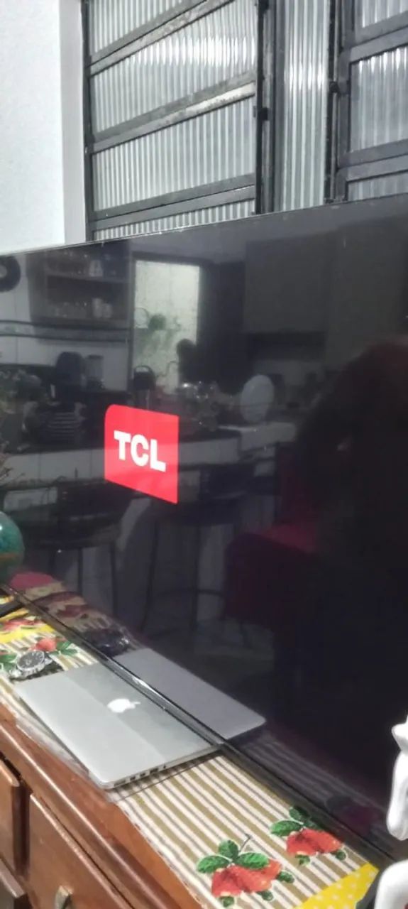 Vendo essa tv da marca TCL de 50 polegadas SMART completa com pé e controle  - Foto 3