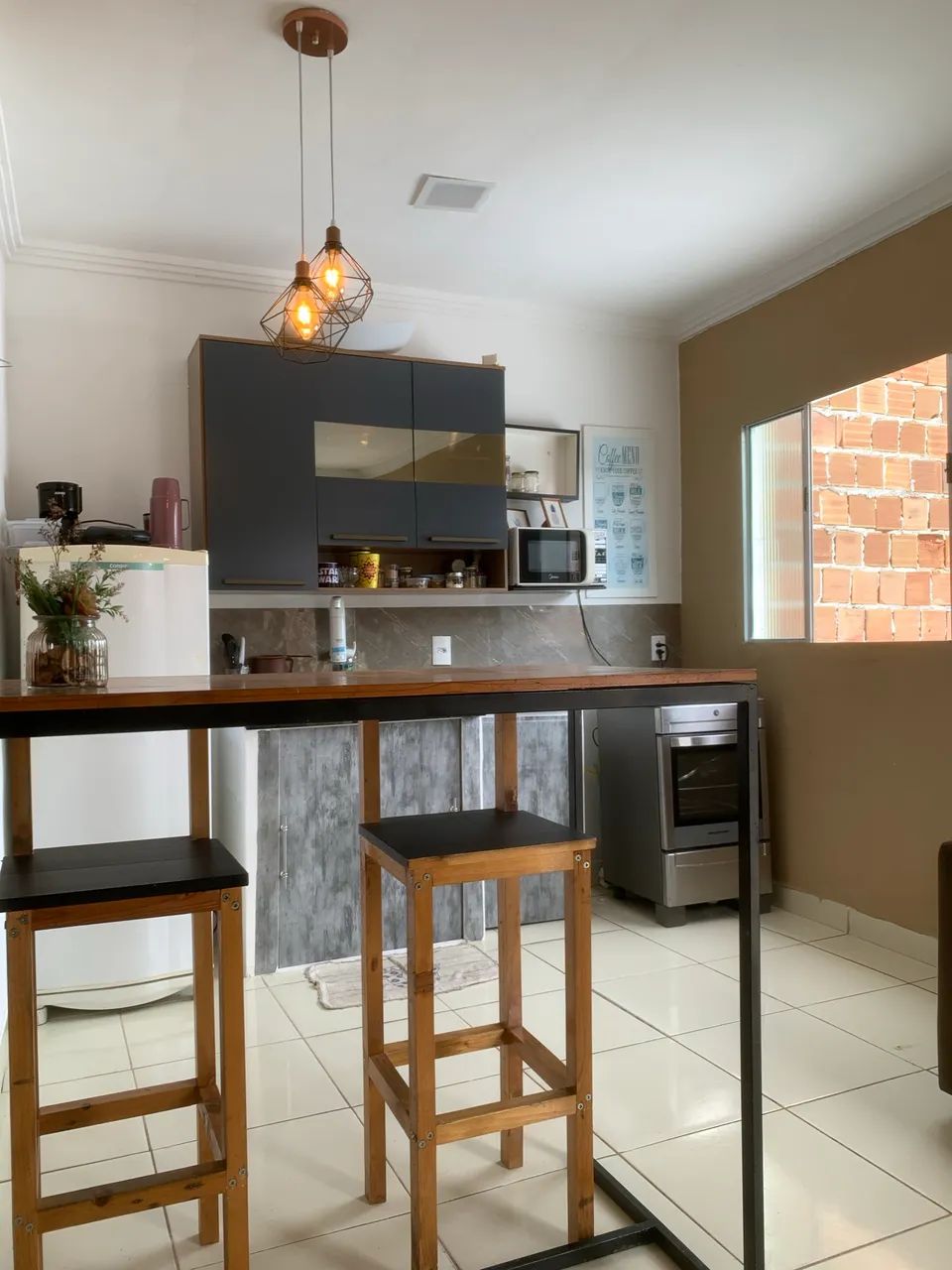 Mesa com banquetas estilo industrial 