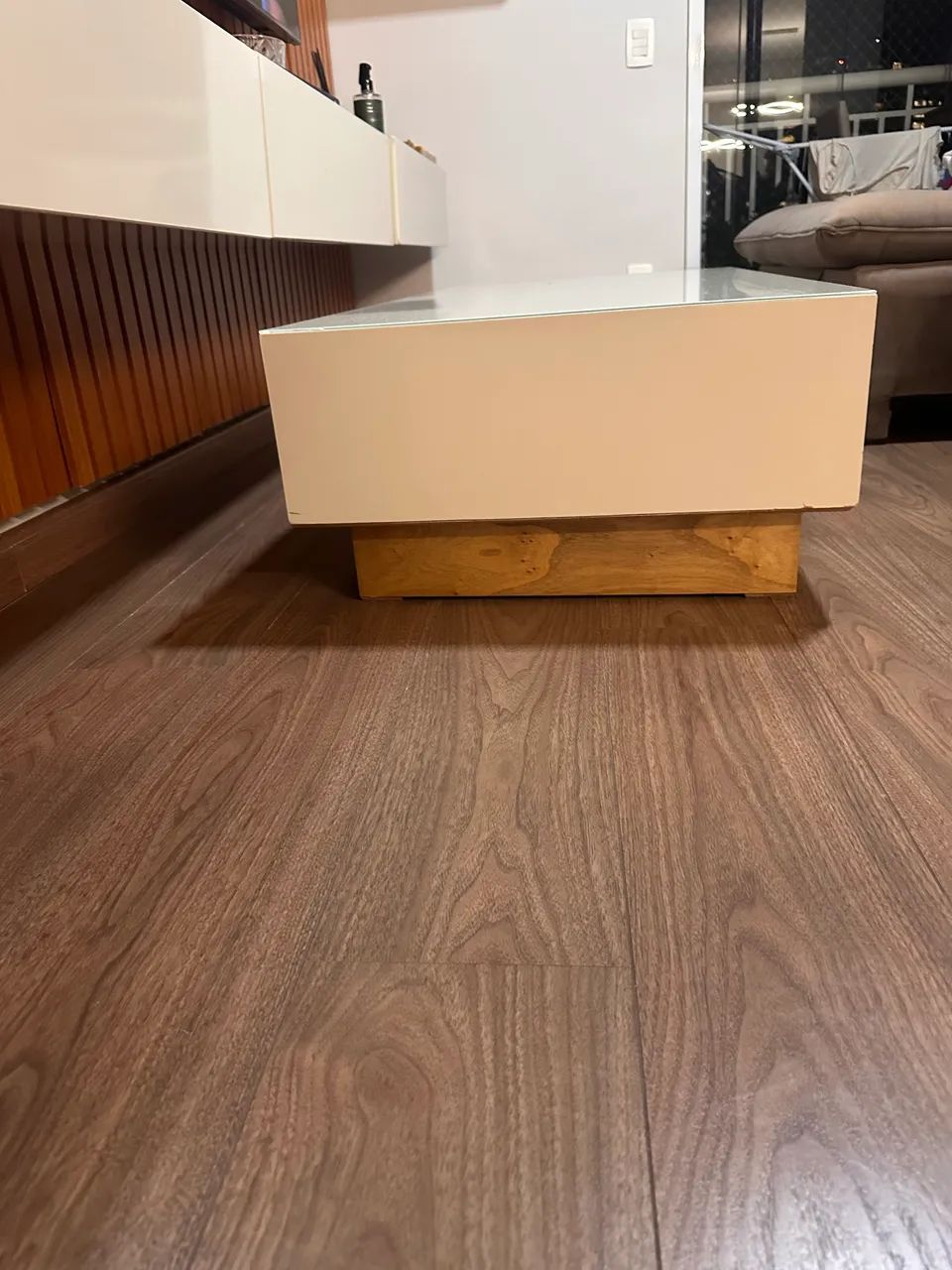 Mesa de centro em madeira e vidro superior 