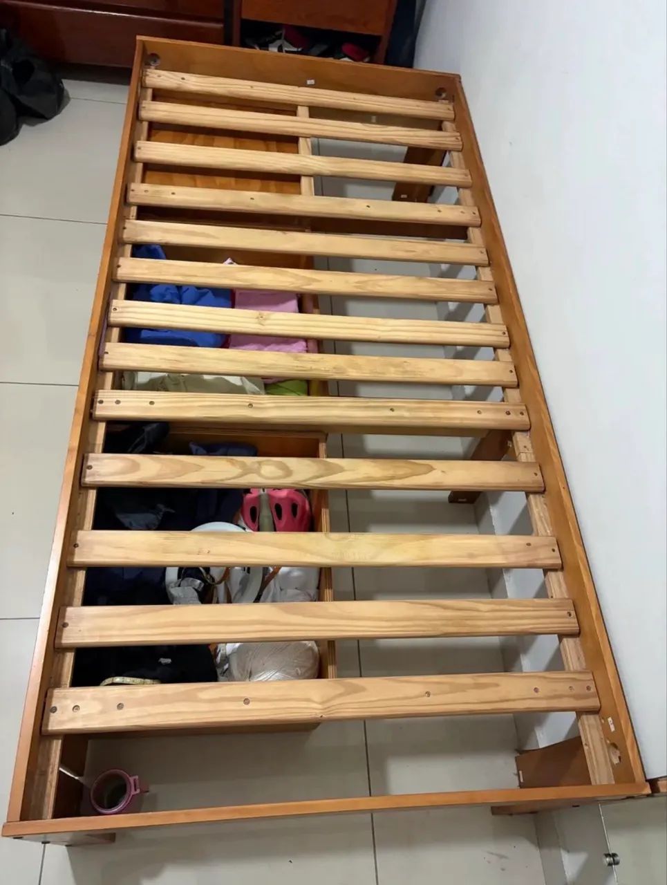 Cama de madeira com gavetas e cômoda embutida - Foto 3