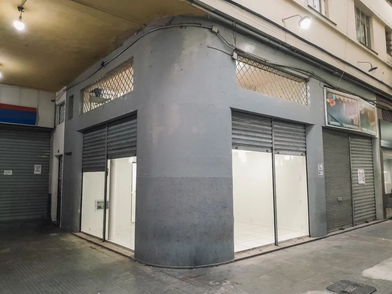Loja de esquina, no centro da cidade e reformada para locação