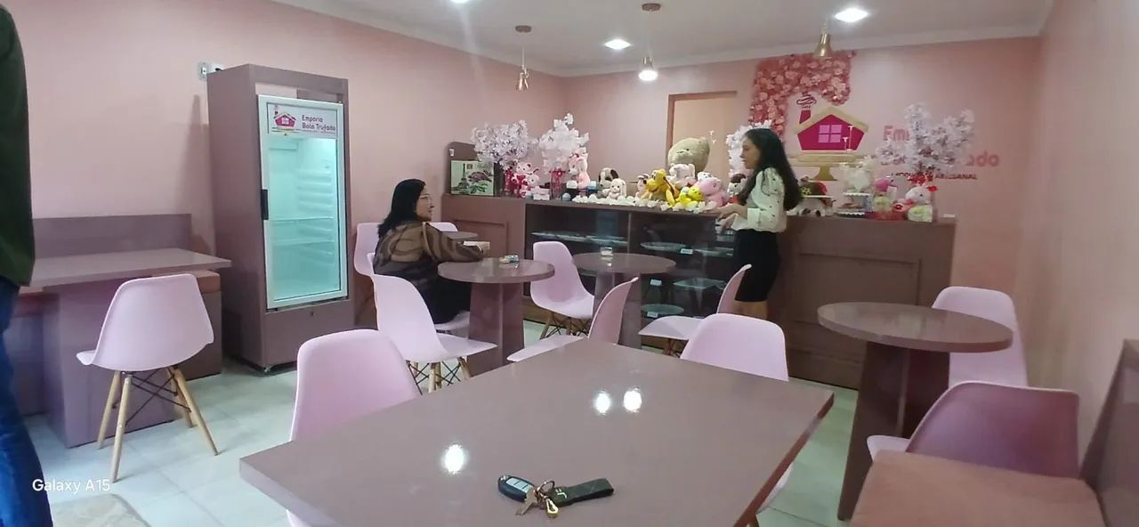 Casa comercial funcionando uma doçaria e cafeteira,  com clientela formada .