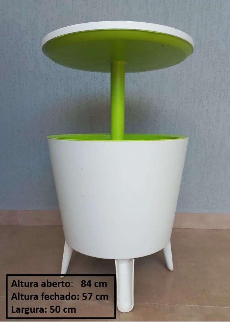 Mesa portátil com cooler integrado e tampo regulável