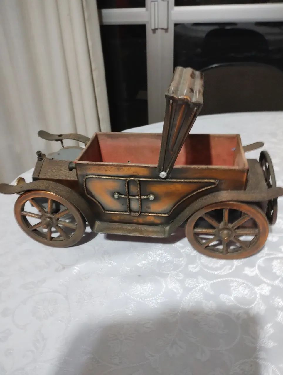 Carrinho de metal antigo