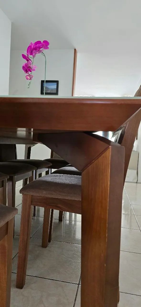 Mesa de jantar em madeira maciça com 8 cadeiras - Foto 5
