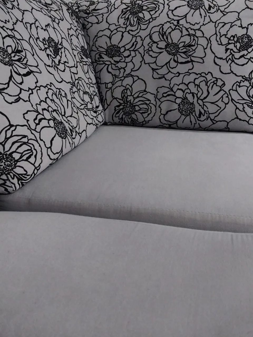Sofá de Canto em L Cinza + Puff Floral - Foto 2