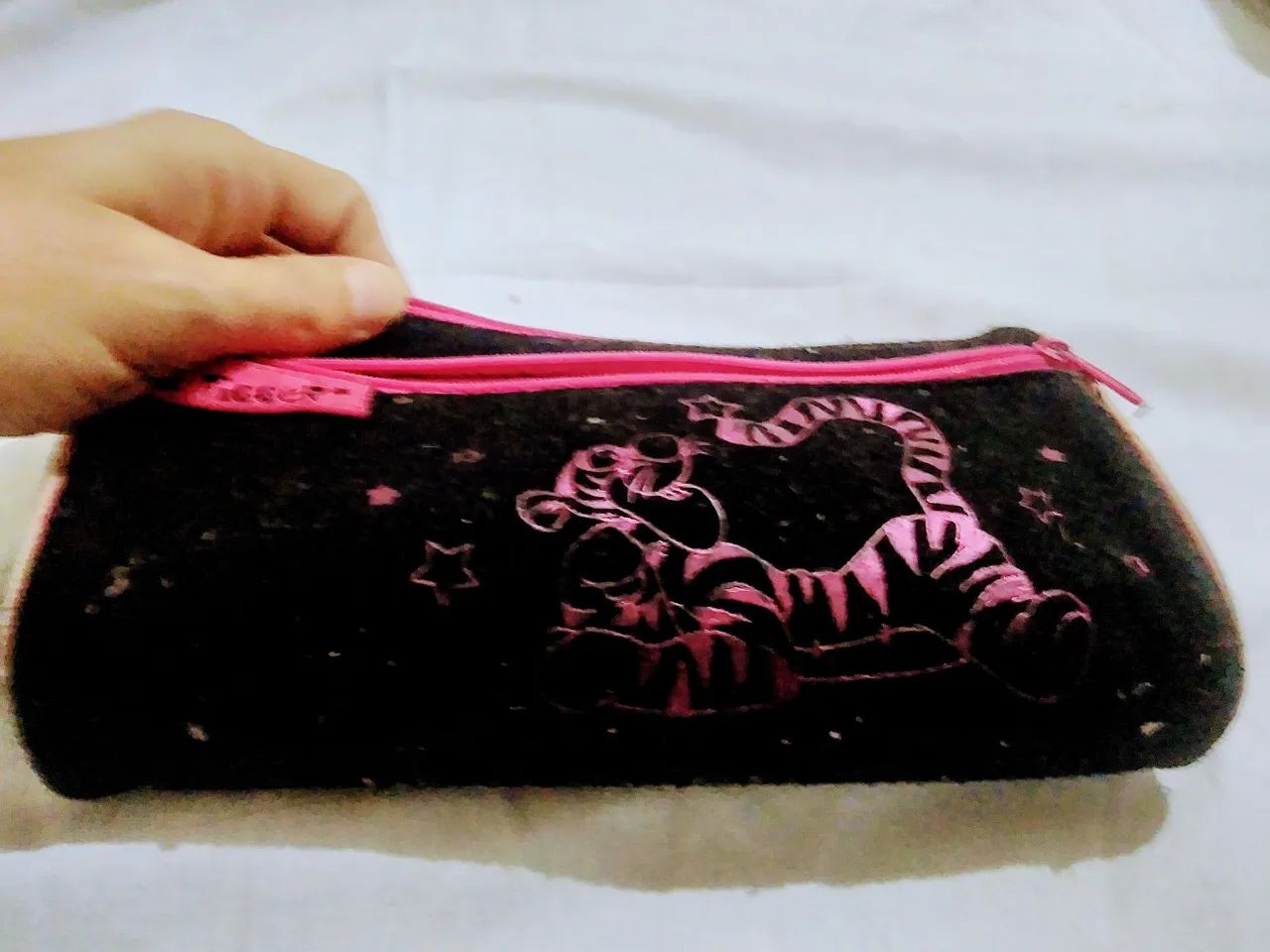 COLEÇÃO VINTAGE | RARO ESTOJO ESCOLAR DA PANTERA COR DE ROSA em tecido com figura bordada  - Foto 5