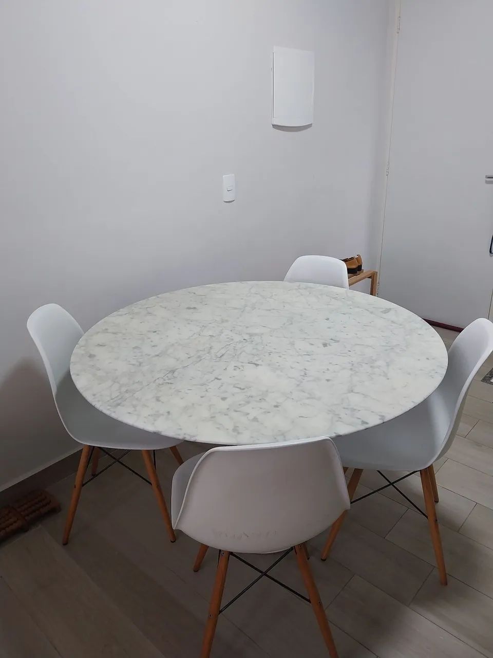 Mesa de jantar Saarinen Tulipa e 4 cadeiras 