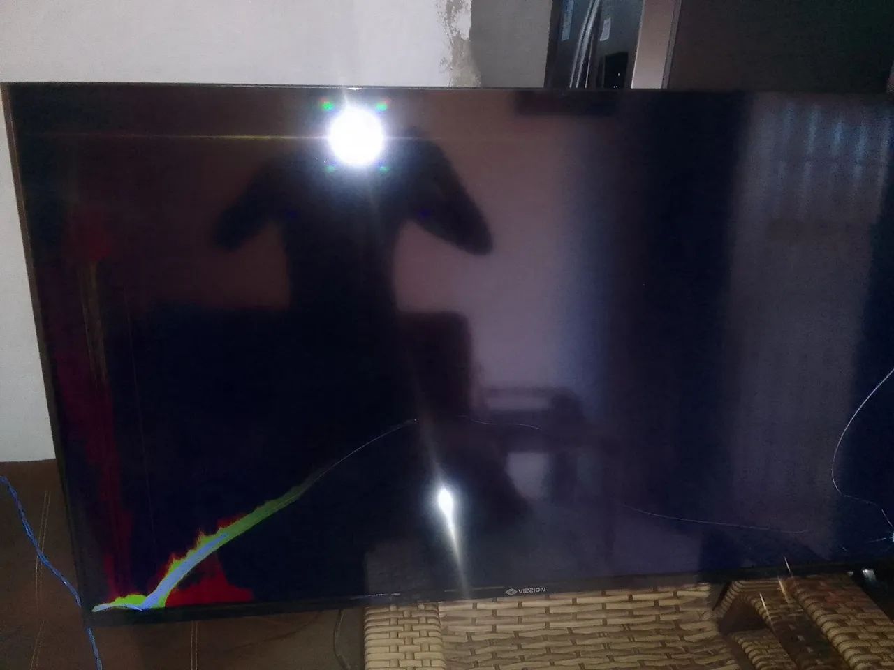 Vendo uma tv de 50 polegada com 3 meses de uso pra retirada de peça ela liga  - Foto 2