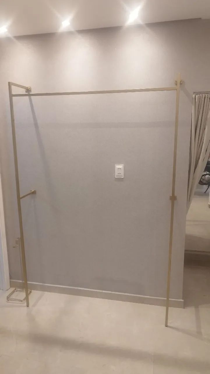 Arara dourada para loja de roupas  - Foto 3
