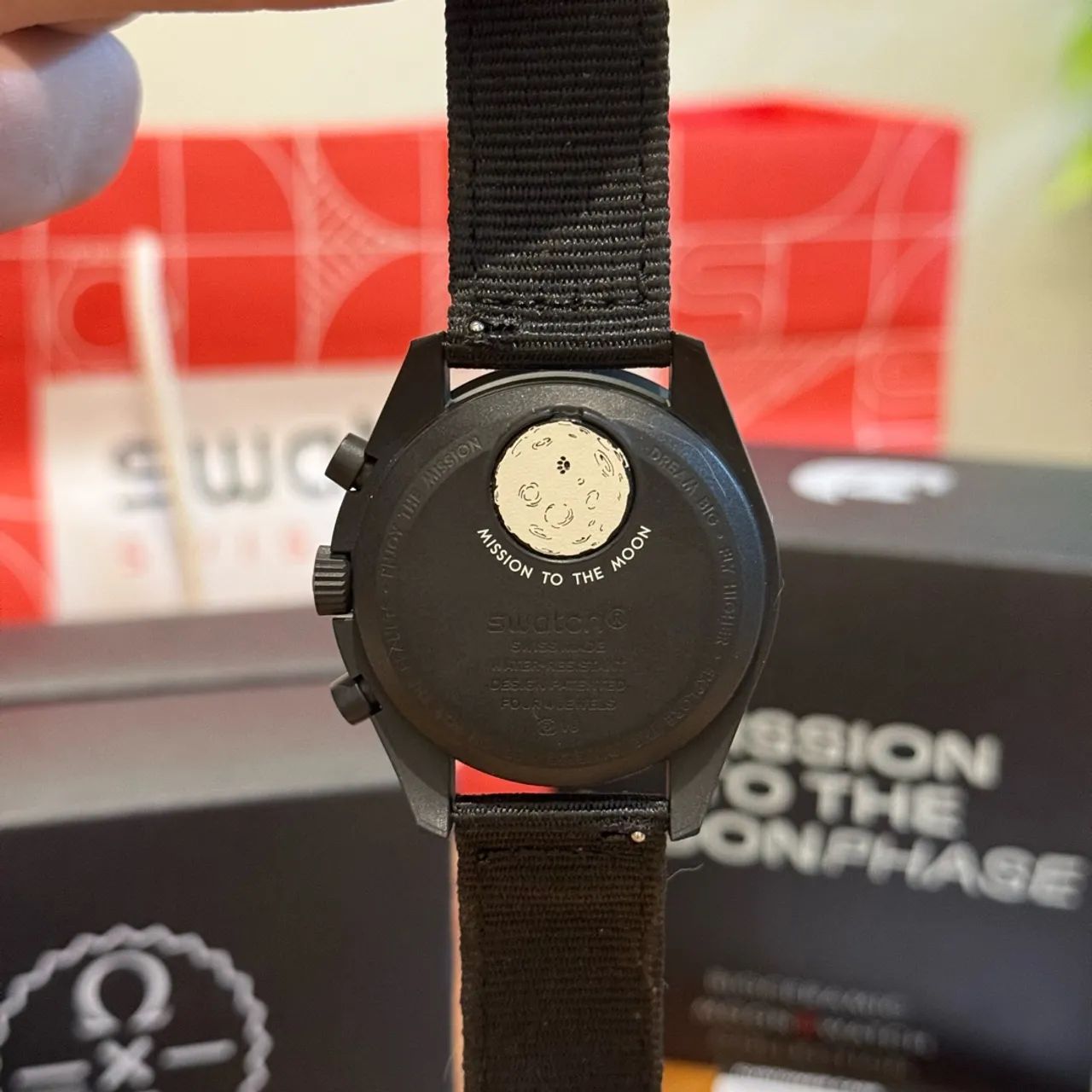 Omega x Swatch Moonswatch Speedmaster Snoopy Black  - Foto 4