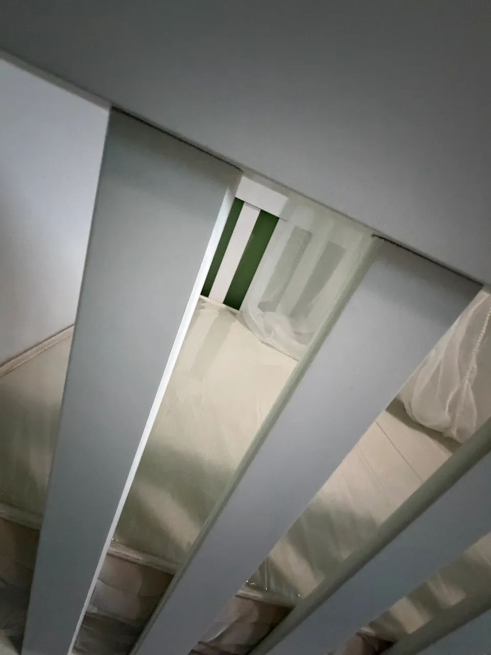 Berço branco em ótimo estado - completo com colchão e mosquiteiro - Foto 4