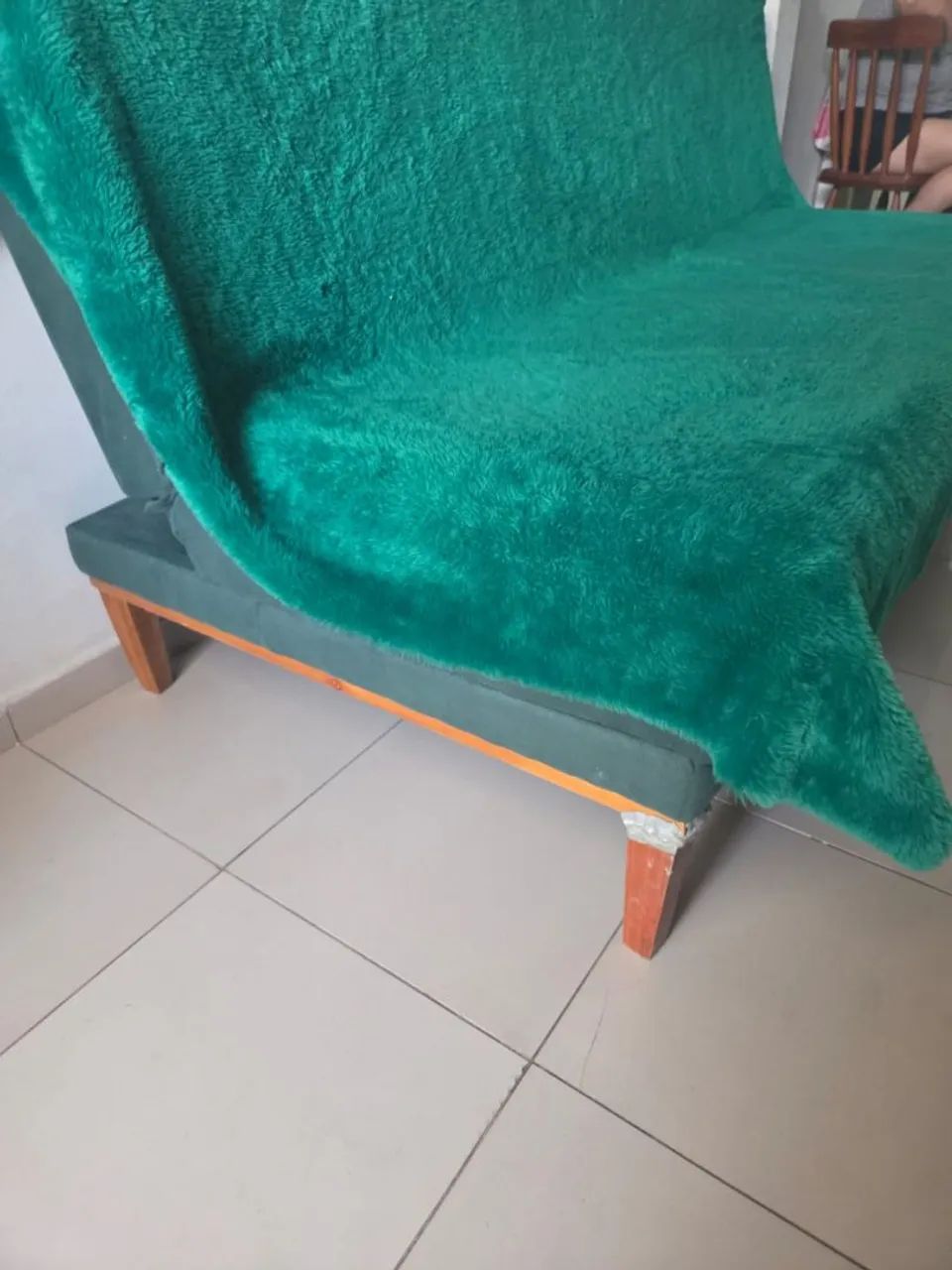 Sofá cama verde com capa - Foto 3