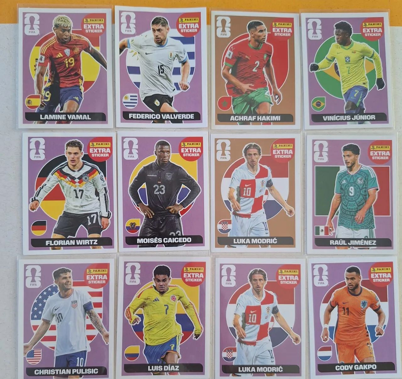 VENDO KIT COM 12 FIGURINHAS LEGENDS