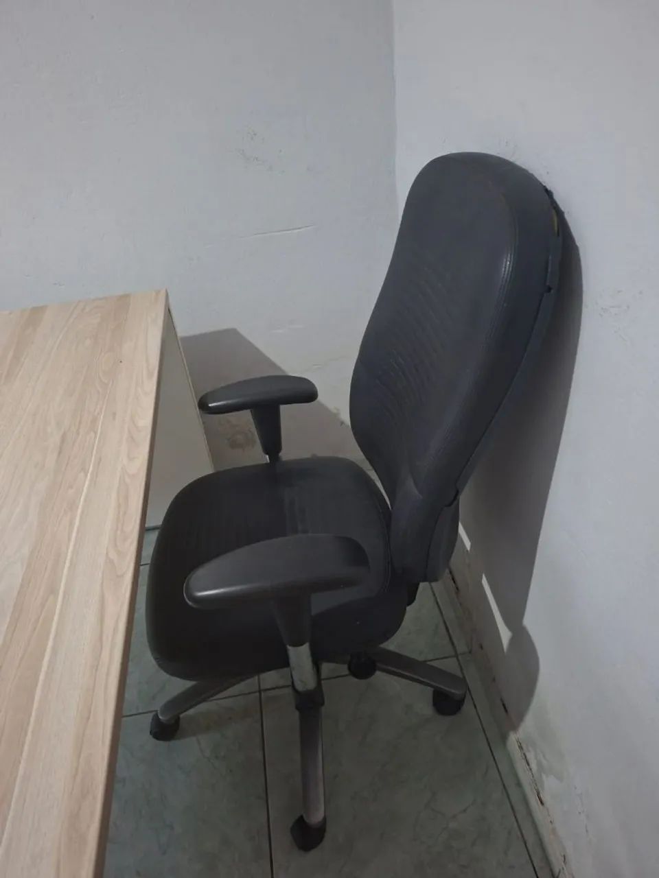 Vende-se Mesa de Escritório/Estúdio (Acompanha cadeira Giratória)  - Foto 3