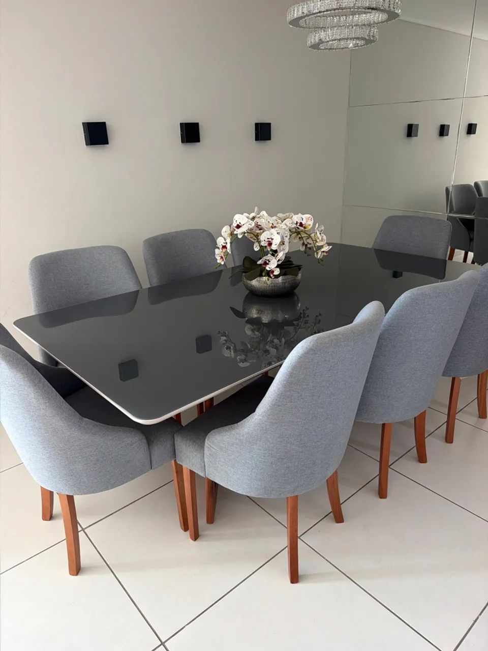 Mesa de Madeira semi nova com cadeiras 