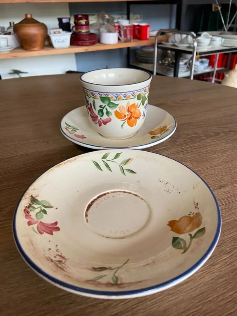 Xícara com pires Vintage com flores - Foto 3
