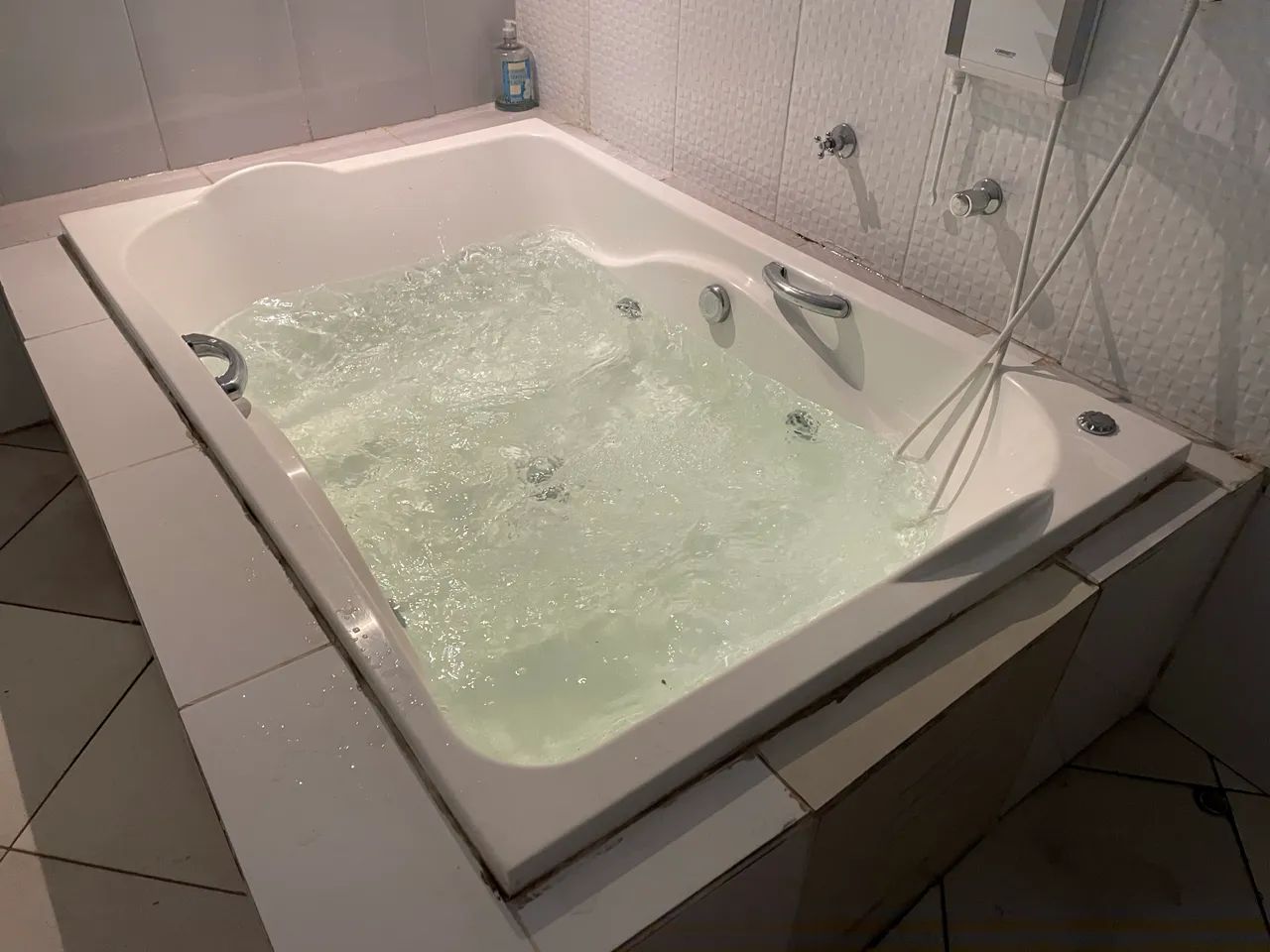 Double Hydrotherapy Bathtub ? Excellent Condition