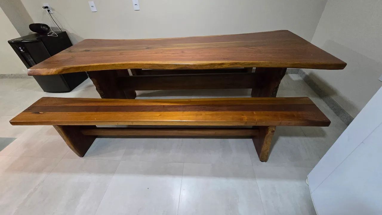 Vende-se Mesa de Madeira maciça