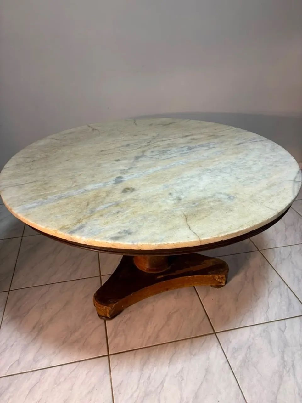 Mesa Antiga Redonda com Tampo de Pedra e Base de Madeira