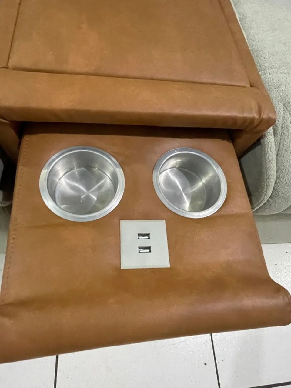 SOFÁ RETRATIL E RECLINÁVEL COM PORTA COPOS E USB 2.90 MT  - Foto 3