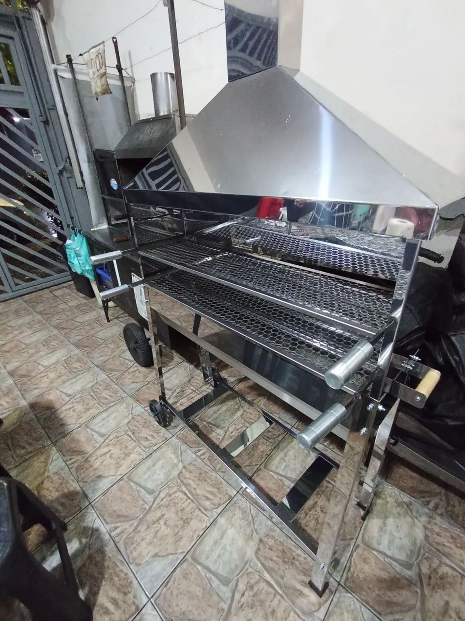 VENDO UM CARRINHO DE CHURRASCO.
