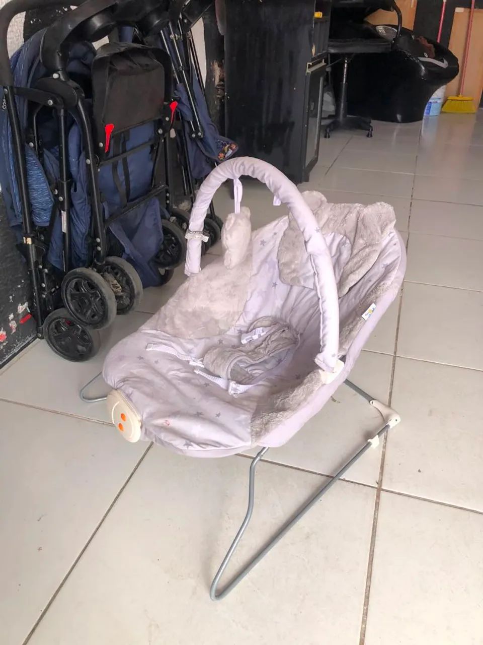 Cadeirinha de balanço q vibra e toca musica  - Foto 4