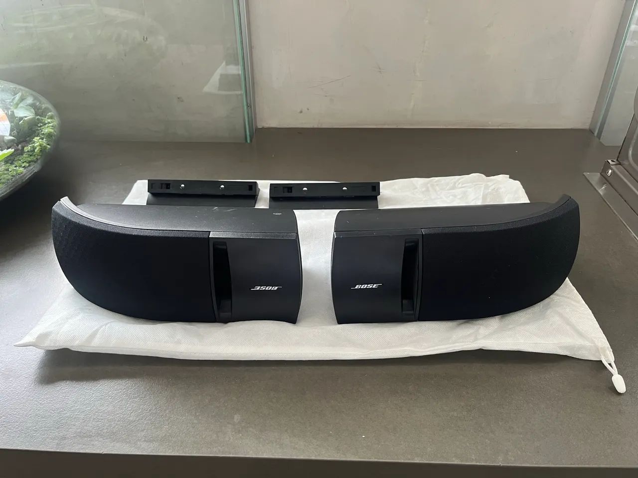 Par de caixas som marca Bose 