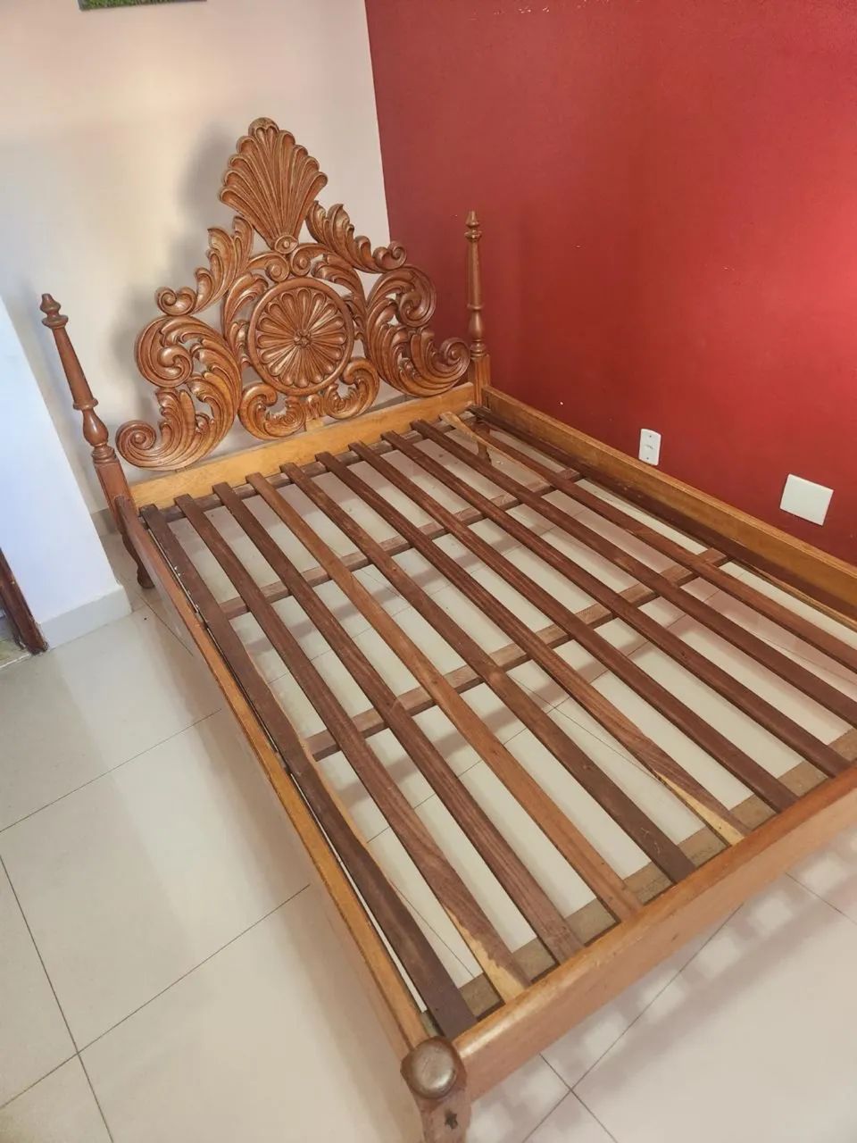Cama de Madeira com Cabeceira Entalhada - Foto 3