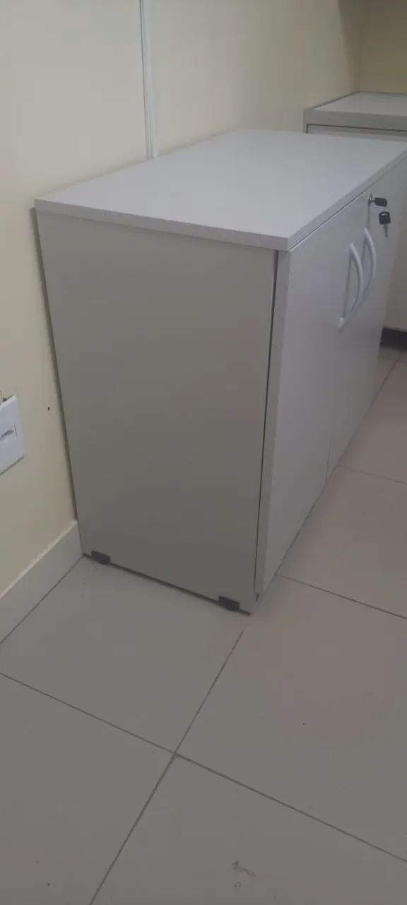 1 armário com chave, 2 mesas de 1,83m e 7 cadeiras
