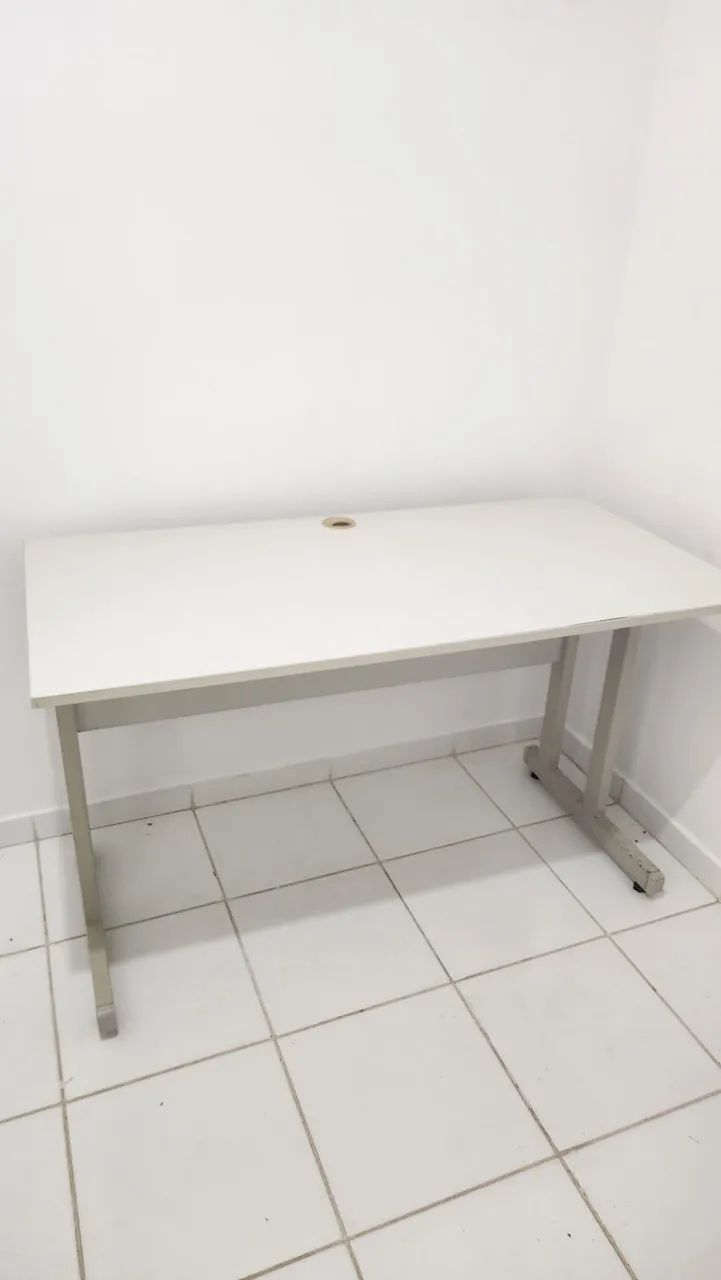 Mesa Branca MFD de escritório boa - Foto 2