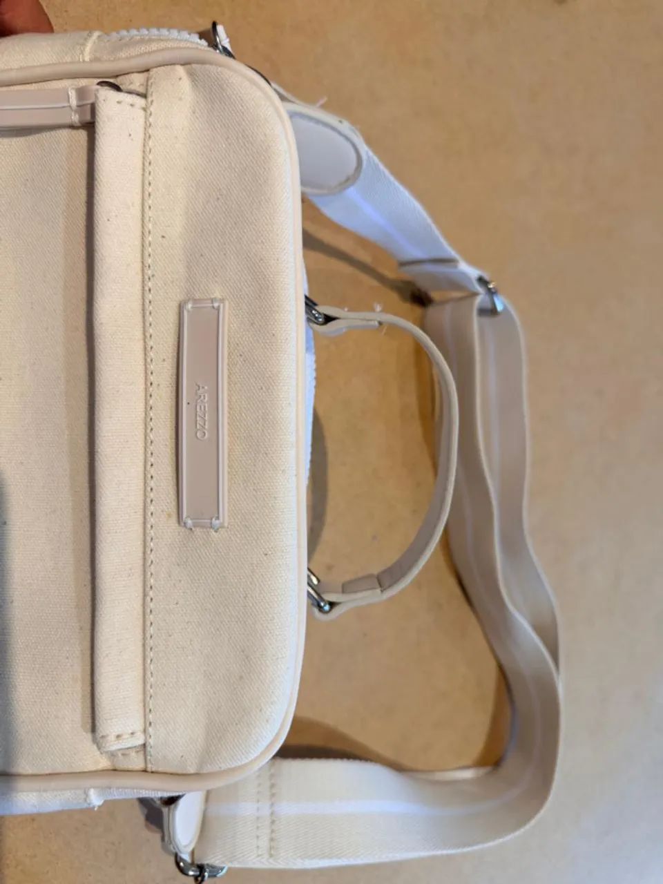 Bolsa Arezzo bege de ombro - Foto 2