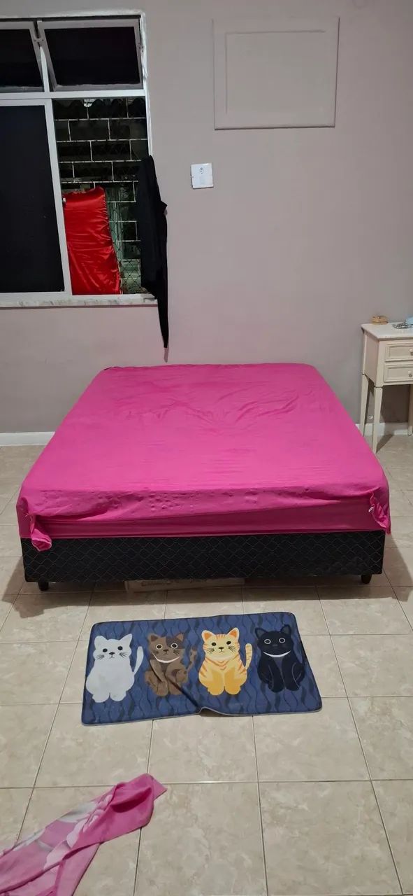 Cama e colchão de casal 