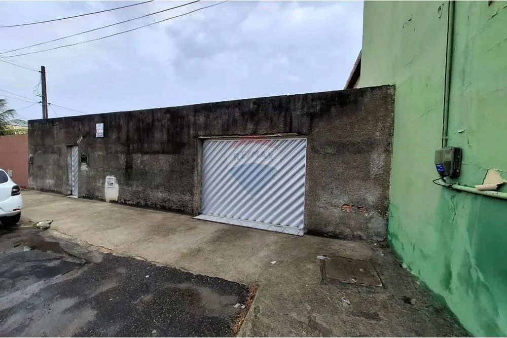 Espaçosa Casa à Venda em Itaperi, Fortaleza!