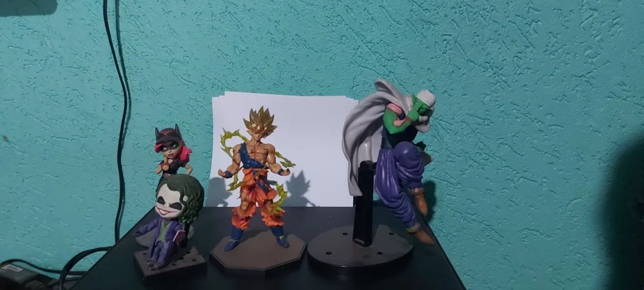 Bonecos Goku, Piccolo, Coringa e Batgirl (valor de todos juntos)