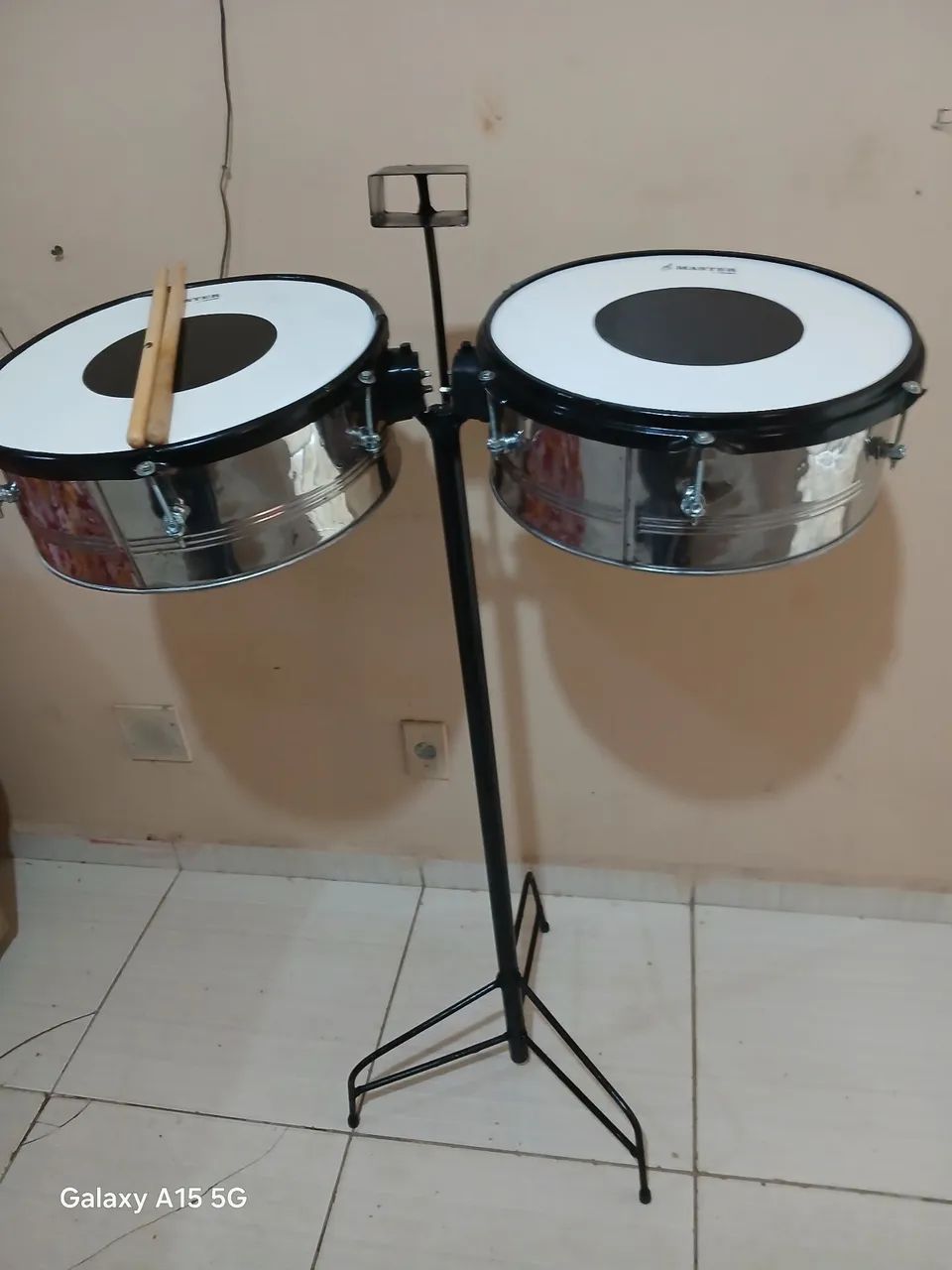 Timball completo com tripé e baquetas 