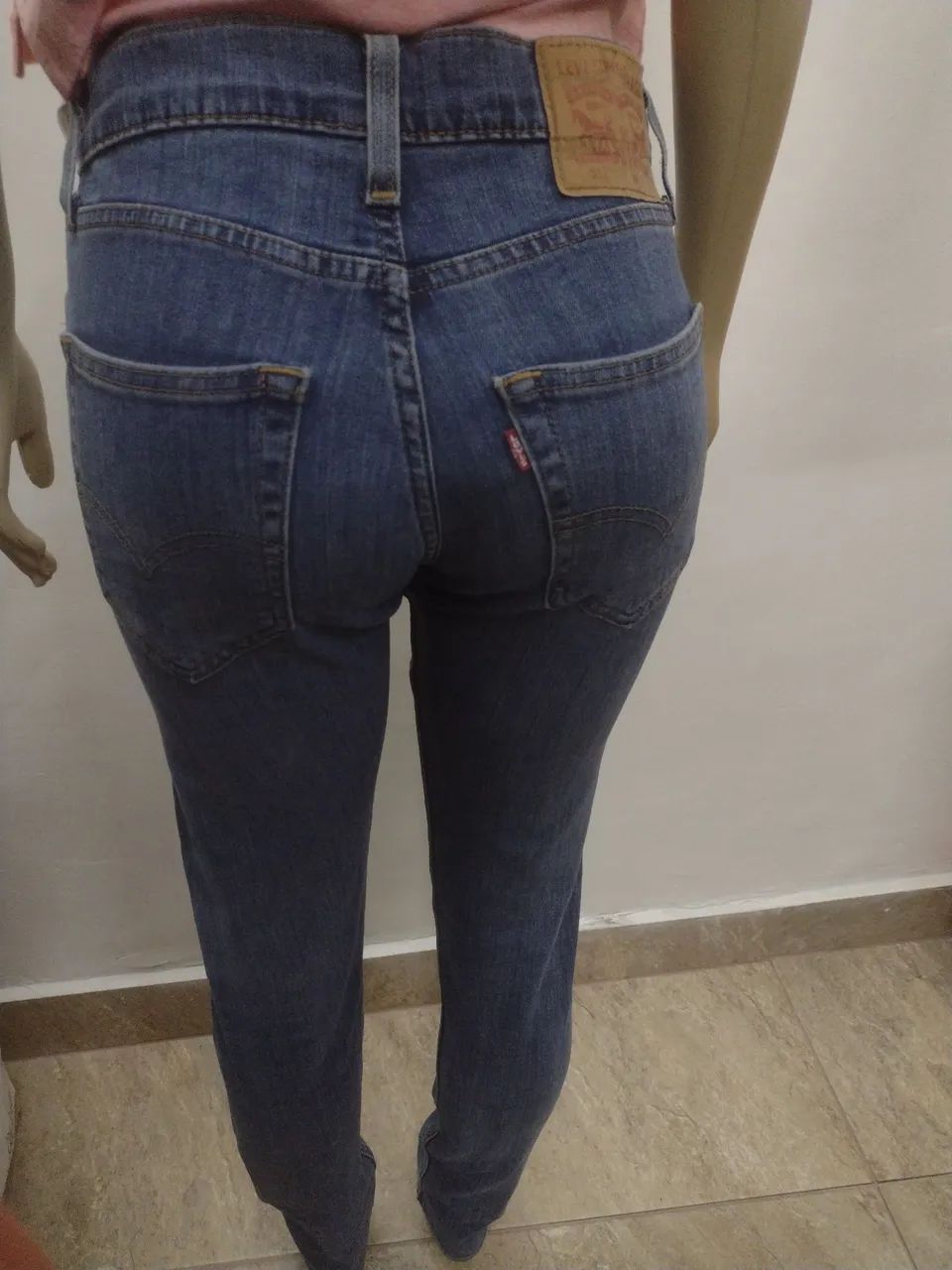 Calça jeans feminina Levis n.42 em ótimo estado  - Foto 2