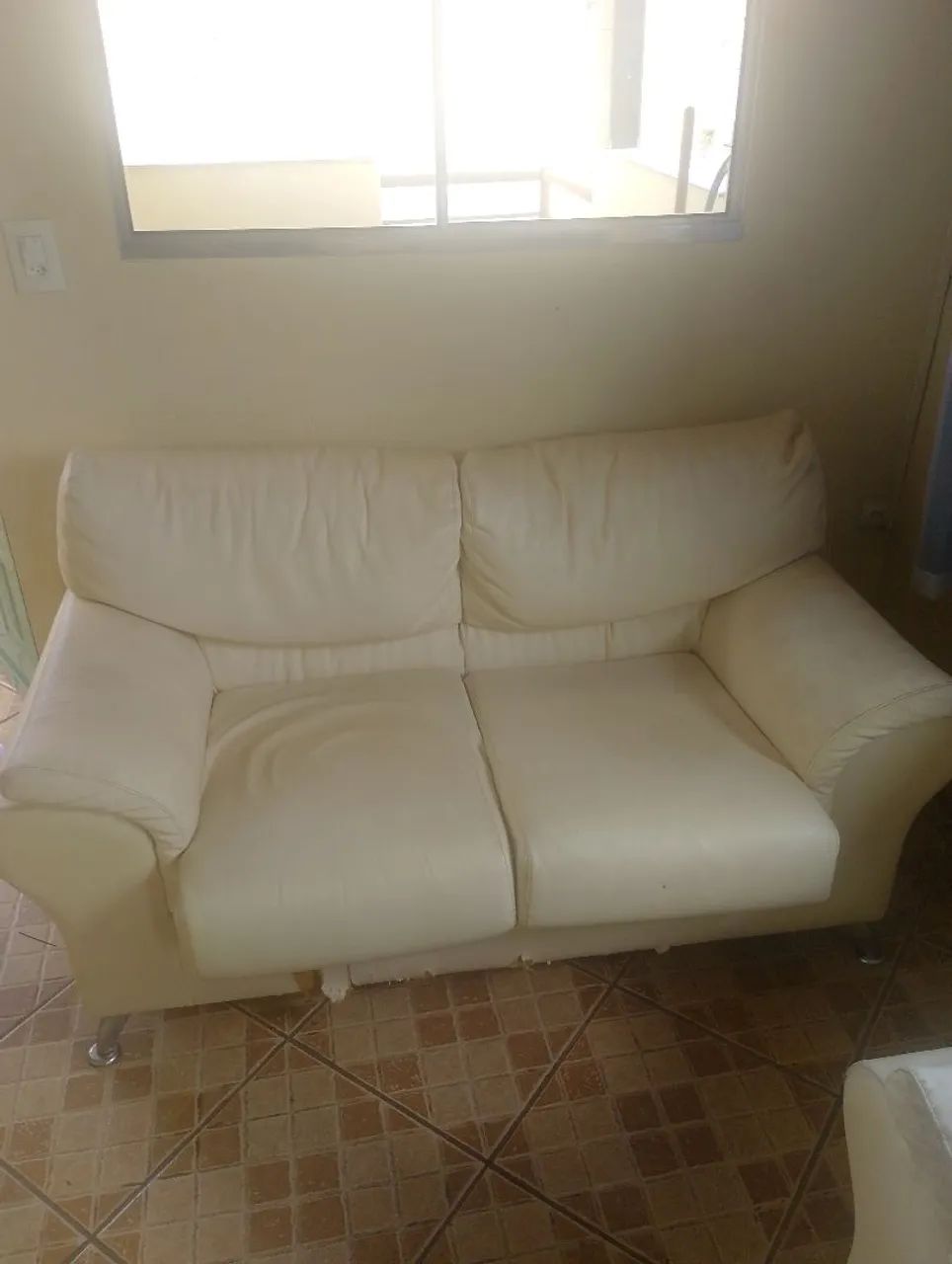 Sofá de couro branco 2 e 3 lugares - Foto 2