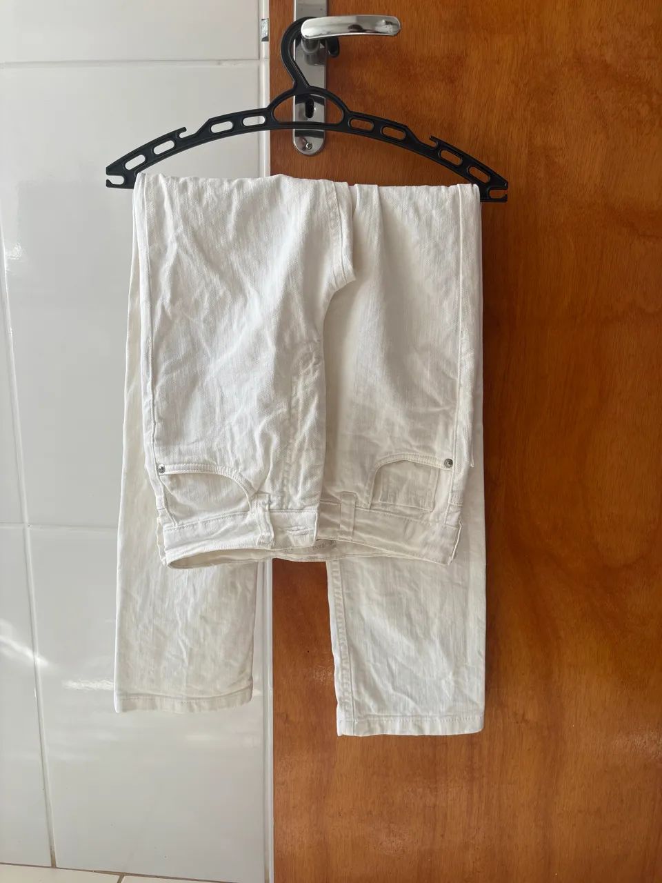 calça branca, modelagem reta 