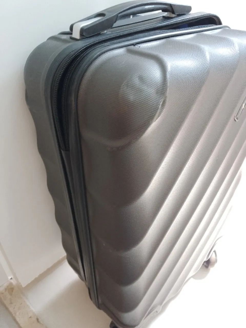 Mala de viagem de 4 rodinhas 360, padrão anaac 10kg, defeito no zíper  - Foto 4