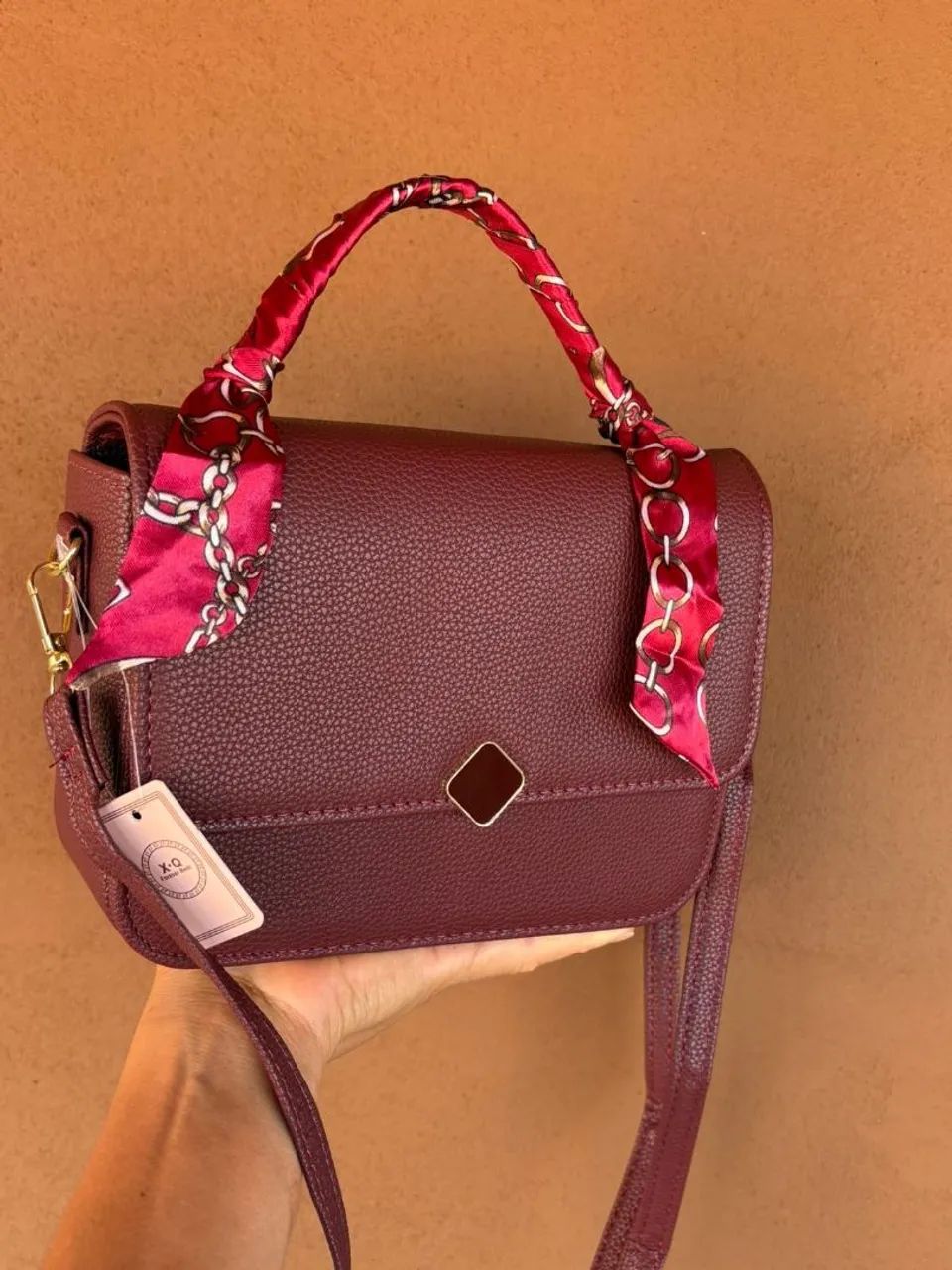 Bolsa com alça de mão e transversal 