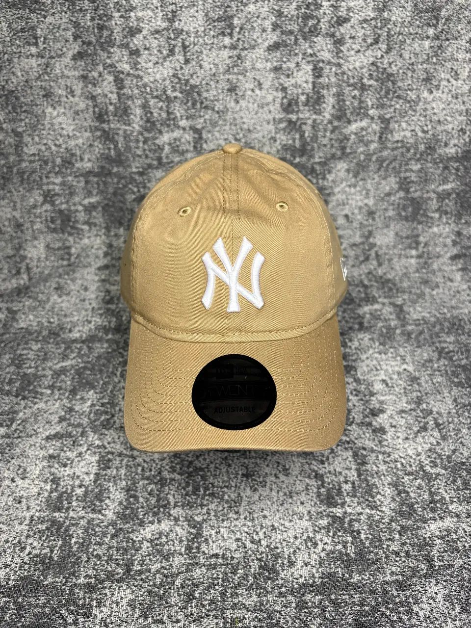 Boné 9TWENTY MLB New York Yankees Aba Curva Kaki Logo Branco