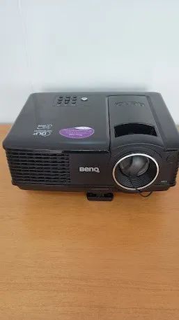Projetor BenQ MP515 com 81 horas de uso, entrada VGA, sem defeitos ou avaria 