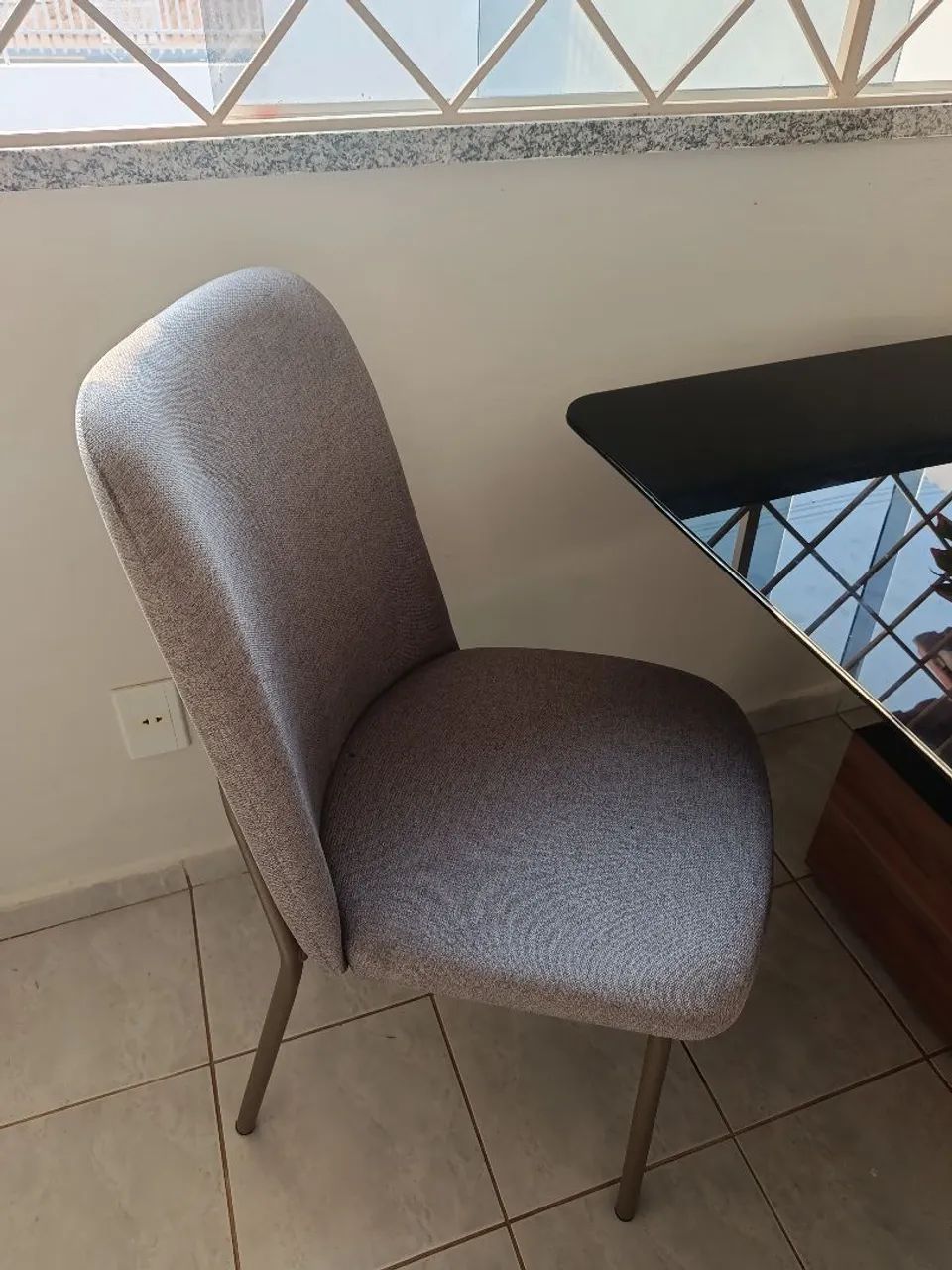 MESA DE JANTAR COM 4 CADEIRAS NOVA  - Foto 3
