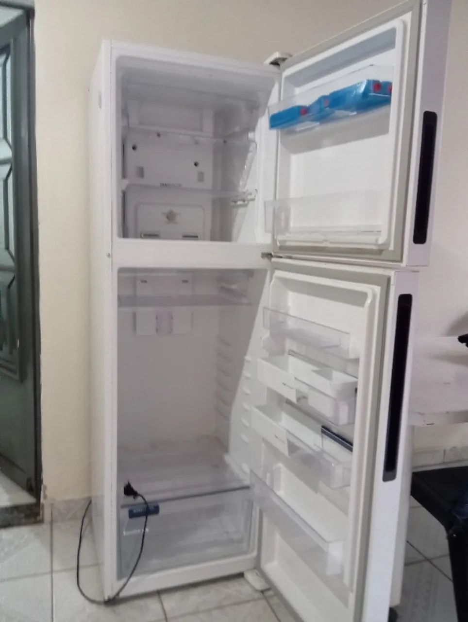 Vendo geladeira com defeito