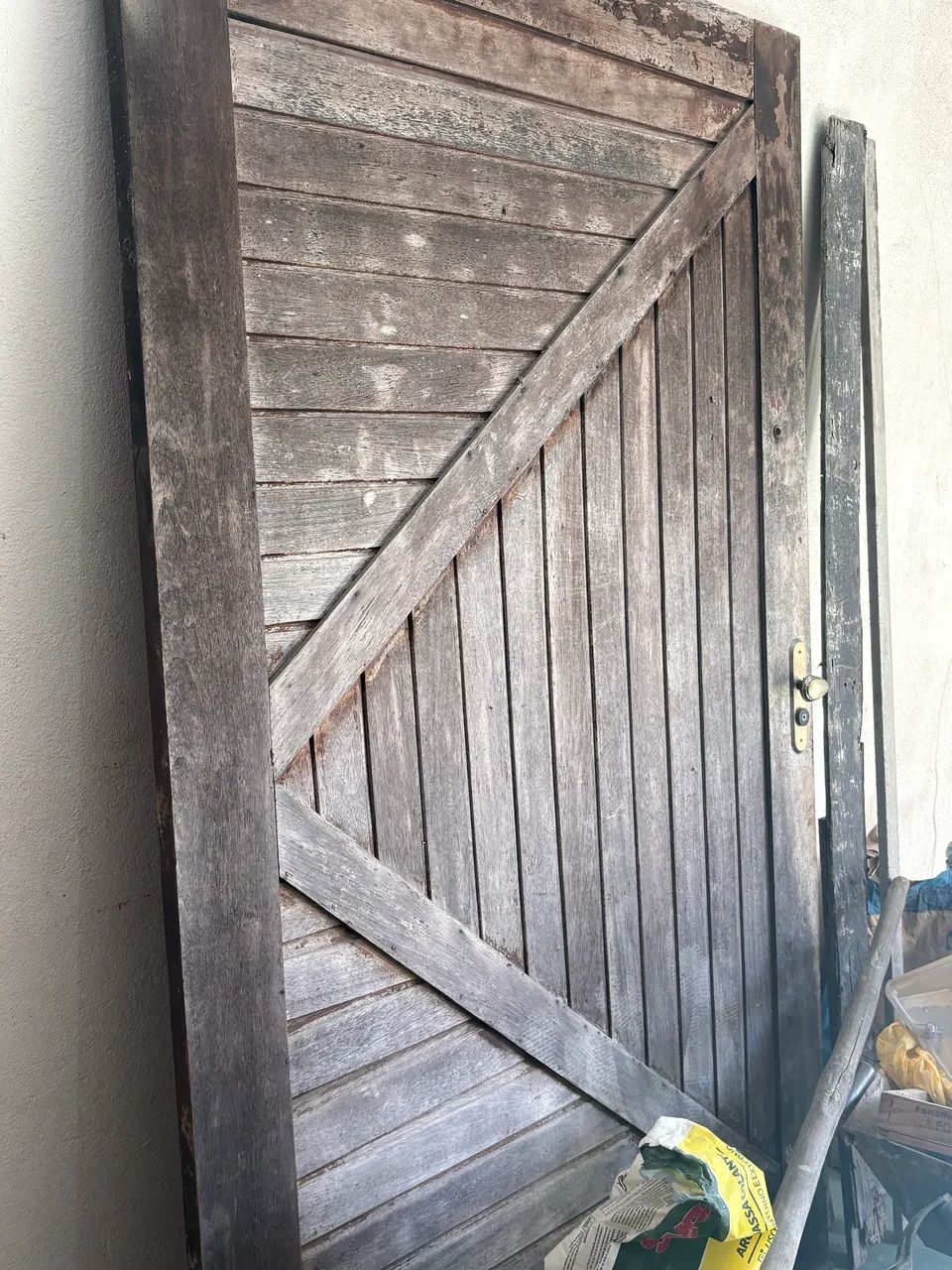 Vendo porta de casa de madeira 