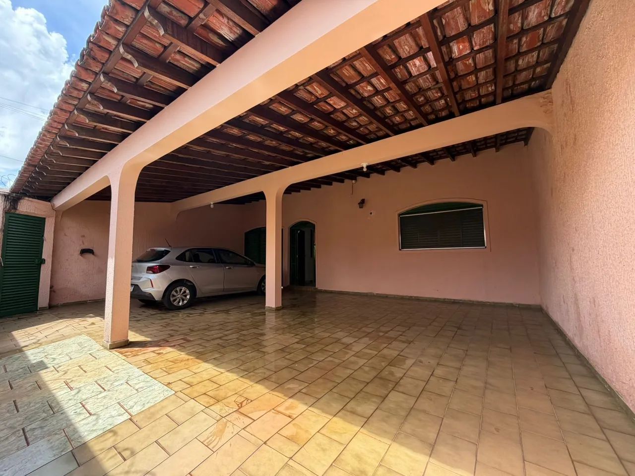 Casa a Venda + 2 casa de fundo