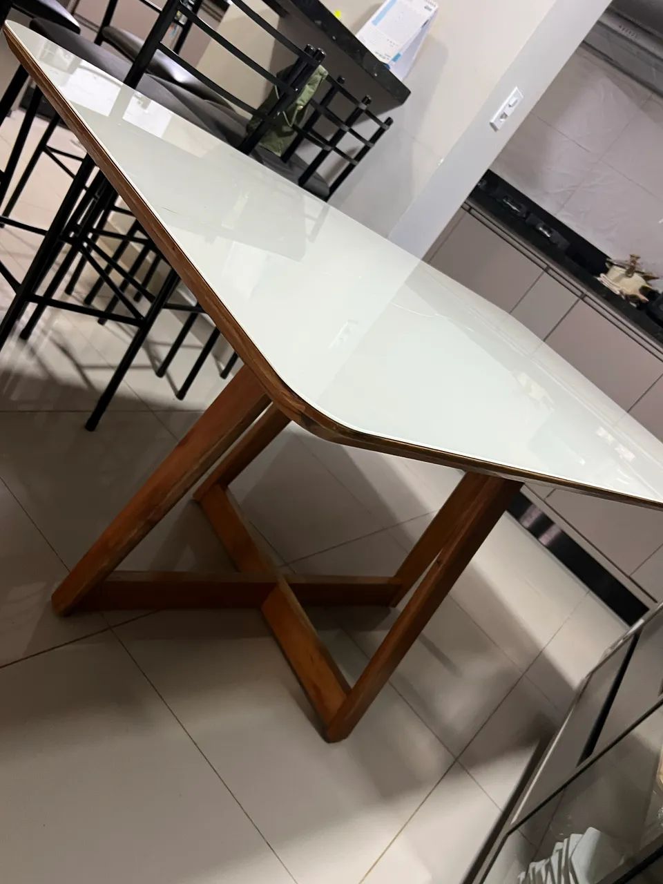 Mesa de madeira + 2 cadeiras 